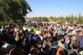 Irkçı saldırıda katledilen kürt aile saraçoğlu mezarlığı'nda defnedilecek. Ypjr9i5vxp7ilm