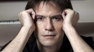 Μόνο που η εμφάνισή του στην εκπομπή δεν. Ayth Einai Telika H Hlikia Toy Stratoy Tzwrtzogloy Poia Einai H Istoria Poy Anafer8hke O Paikths Ths Farmas Neoblogs Gr