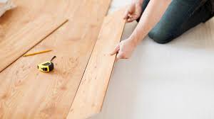 É possível colocar o piso laminado sobre várias superfícies, incluindo a de cerâmica. Como Colocar Piso Laminado Vantagens Dicas E Passo A Passo