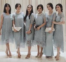 Model baju gamis brokat ini tampak menarik dengan kombinasi terbarunya yang memiliki aksen cape yang tampak flowy, aksen ini yang membuat model gamis brokat menjadi semakin anggun. Model Baju Kebaya Gamis Terbaru 2019