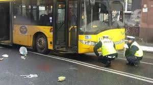 Samochód osobowy potrącił kobietę na przejściu dla pieszych. Wyrok Dla Kierowcy Autobusu Po Amfetaminie Potracil Piesza Na Pasach Tvn24