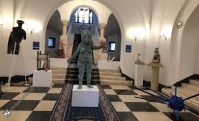 From wikimedia commons, the free media repository. Ei Sunt ArtiÈ™tii Care Au FÄƒcut Din Holurile PrimÄƒriei Sectorului 1 ExpoziÈ›ie De DrÄƒcoaice DezbrÄƒcate Stiri Pe Surse Cele Mai Noi Stiri