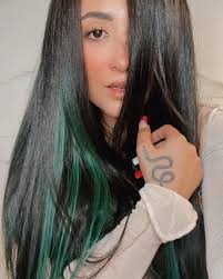 Ella es Alhanna. Ella es una artista urbana puertorriqueña, y es la hija de  nuestra querida Luz Nereida Vélez. Está participando de un concurso y para  votar por ella puedes hacerlo aquí: