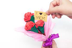 Ibu adalah sosok yang paling berjasa dalam hidup kita, sesekali kita juga perlu memberikan hadiah spesial ungkapan rasa sayang saat hari ulang tahunnya. 5 Hadiah Saat Hari Ibu Untuk Kamu Anak Perantauan Facetofeet Com