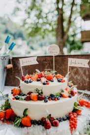 Die Perfekte Torte Fur Deine Sommer Hochzeit Hochzeitstorte Beeren Hochzeitstorte Kleine Hochzeiten