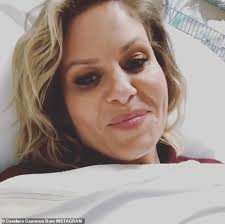 Candace cameron was born in panorama city, california, to robert cameron and barbara bausmith. Candace Cameron Bure Shows Off Gruesome Hand Injury As She S Sent To The Emergency Room Daily Mail Online