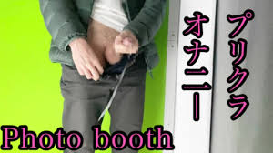 バレないようにこっそりチンポをしごくドキドキオナニー