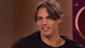 Außerdem mit dem eheleuten neuer's, aogo's ,lewandowscy & yann sommer mit dessen freundin alina. Schweiz Live Und Unplugged Bei G G Goalie Yann Sommer An Der Gitarre Glanz Gloria Srf