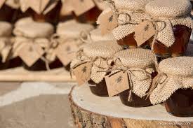 Personalizado con pegatina y datos del evento y una tela de saco con rafia natural, como se muestra en la foto. Miel Para Bodas Y Eventos Miel Artesanal Rustic