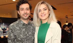 Showbiz intern • acum 11 minute. A FÄƒcut O MicÄƒ RocadÄƒ In ArtÄƒ Marius Moga A Dat Muzica Pe Mancare Albaiulianul A FÄƒcut Parte Din Juriul Unui Emisiuni Culinare AlÄƒturi De SoÈ›ia Lui Ziarul Unirea