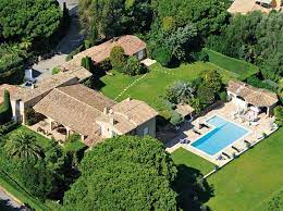 Born 5 march 1949) is a french billionaire businessman and art collector. Decouvrez Les Villas Des Milliardaires Francais A Saint Tropez Challenges