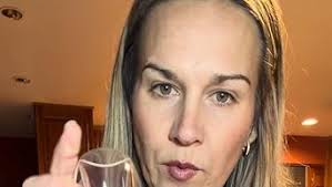 Amazon.com: Vinturi El aireador de vino Classic Essential Vertedor y  decantador proporciona sabores mejorados con acabado más suave,  características de cuerpo de silicona fácil de agarrar y soporte antigoteo,  color blanco :