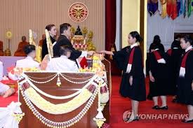 결국, 이 여성은 경찰서 앞마당에 끌려 나와 푸미폰 국왕 초상화 앞에서 무릎을 꿇고 조문을 해야 했습니다. íƒœêµ­ êµ­ì™• ë°˜ì •ë¶€ ì‹œìœ„ ì¤'ì‹¬ ëŒ€í•™ì„œ í•™ìœ„ ìˆ˜ì—¬ ê±´ìž¬ ê³¼ì‹œ ì¢…í•© ì—°í•©ë‰´ìŠ¤