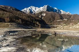 Ponte tibetano fabbriche di careggine. Lago Di Vagli E Il Paese Sommerso Dalle Sue Acque