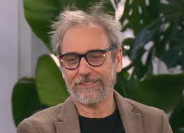 Tomasz Sapryk skończył 58 lat! Aktor filmowy i teatralny, laureat Orła za  najlepszą drugoplanową rolę męską w filmie "Sztuczki", zasłynął także za  sprawą takich produkcji filmowych i telewizyjnych jak "Pieniądze to nie