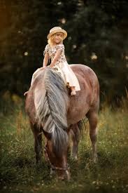 Disegni di cavalli facili per bambini | come disegnare un cavallo passo per passo 1☞ pagina facebook disegni per bambini: . Bambina Con Il Cavallo Immagine Stock Immagine Di Cavallo 122291813