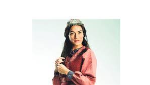 Kısa süreliğine tatile çıkacak olan hande subaşı'na daha şimdiden dizi ve sinema teklifleri gelmeye başladı. Dirilis Ertugrul Da Hande Subasi Surprizi