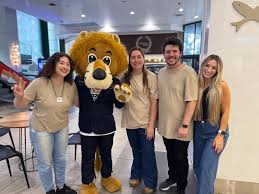 Grupo Hadassa| Maior Operadora de Turismo Internacional do 🇧🇷❤️ | Hadassa  Viagens, a maior do Brasil em turismo internacional. Até no shopping o  Ravinho carrega a essência de quem vive grandes experiências. 🦁 | Instagram