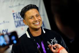 Pauly d burst onto the pop culture scene and refused to leave back in 2009 with his fellow guidos and guidettes on mtv's jersey shore. Dj Pauly D Washed Out His Hair Gel To Show Off Natural Curly Locks And He Looks So Hot 22 Words
