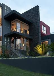 Un Melange Efficace De Materiaux Brut Et D Ouvertures Maison Architecture House Modern Design Modern House Design House Exterior Architecture