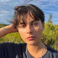 Isabelle Cox's Instagram, Twitter & Facebook