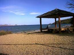 Untuk ombak dan aksen langit anda bisa menambahkan sedikit aksen garis supaya air dan langit dan air memiliki perbedaan yang sekaligus bisa menghasilkan keindahan meski detail sketsa yang satu ini terlihat sederhana. Suasana Indah Tepi Pantai Gambar Pulau Komodo Tripadvisor