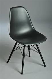Eames stol i svart används allt oftare i vardagsrum hos de som beundrar skandinavisk design. Lauritz Com Charles Eames Stol Model Dsw Limited Edition Charles Eames Eames Stole