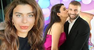 Sayfa adlı magazin programına konuk olan ebru şancı, eşi alpaslan öztürk ile ilk buluşmasını anlattı. Ebru Sanci Ve Esi Alparslan Ozturk Arasinda Kriz Cikti Magazinn Com