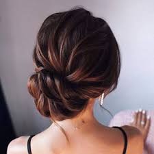 I capelli si estendono verso l'alto nella parte anteriore, coprono l'orecchio e si . Pin On Idee Capelli