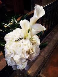 Bout De Banc A L Eglise A Base D Hortensias Et De Callas Blancs Decoration De Mariage Decoration D E Decoration D Eglise Decoration Mariage Decoration Eglise