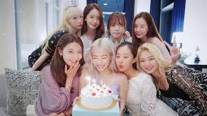 (heraldry) abyss (center of an escutcheon). Ym 3syogmztptm