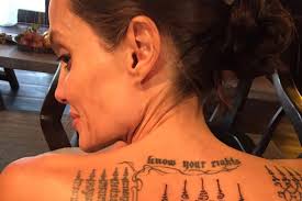 Angelina jolie has an arabic script tattoo that translates as determination on her right arm that covered up her custom abstract lines tattoo created by billy bob thornton and herself during their. Angelina Jolie Brad Pitt Mit Tattoos Wollten Sie Ihre Ehe Retten Gala De