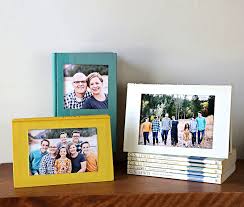 Cadre edge multi desk finition noyer cree par umbra pour 11 photos:2 10 x 10 cm 7 10 x 15 cm 2 13 x 18 cmun cadre avec des angles originaux. 1001 Idees Pour Afficher Ses Tirages Grace Au Cadre Photo Original