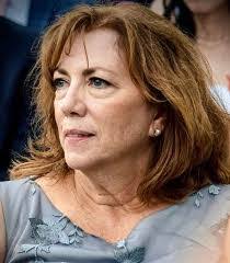 Lois Beebe's Instagram, Twitter & Facebook