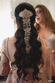 Easy Half Updo Hairstyles For That Dreamy Mehndi Look Indian Hair Accessories Indian Hairstyles Bridal Hair Brooch