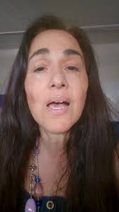 אני שרה את "אתה לי ארץ".