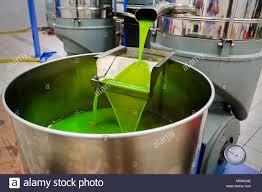A Petite Echelle Mais Producteur Moderne De Haute Qualite De L Huile D Olive Extra Vierge La Premiere Huile Commence A Chatouiller Par Ce Materiel Sicilien Photo Stock Alamy