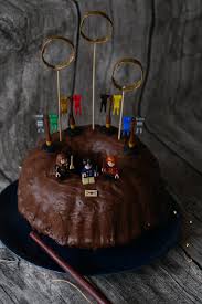 2kg weißen fondant kleinere mengen farbigen fondant (hellbraun, rot, gelb, schwarz) falls dennoch fragen auftauchen, schreibt sie in die kommentare! Quidditch Marmorkuchen Utiniswundertuete De