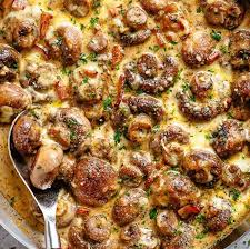 Recette Champignons A L Ail Cremeux Et Bacon Dans Une Sauce Au Fromage Parmesan Allechante Recipe Mushroom Recipes Stuffed Mushrooms Garlic Mushrooms
