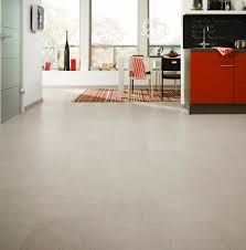 Hellgraues Laminat In Schiefer Optik Fur Die Kuche Laminatboden Laminat Fliesenlaminat