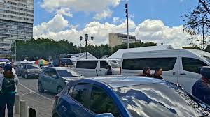 EnElPaísDCA | Tráfico frente a catedral, conductores indican que lleva casi  2 horas para salir de zona 1. Ya que dejaron mal parqueados los buses Vía:  Redacción Web