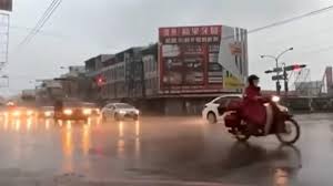 盧秀燕（1961年8月31日 － ），臺灣 基隆人，中國國民黨籍政治人物，現為臺中市市長 ，曾連任六屆立法委員 ，2018年以「空氣換新，市長換人」為口號 ，打敗前任市長林佳龍，成為台中市第3任市長，並在上任典禮上發送「谷關空氣瓶」作為紀念。 Remhtwkkyvhf9m