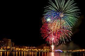Sin duda te sorprenderán las grandes construcciones de madera y papel que aparecerán pero eso no es todo, sin duda, la noche del 23 de junio tendrás que acudir a la playa del postiguet, la playa de la ciudad de alicante para entrar en. Alicante Y El Pozo De Los Deseos Ritos Magicos Para La Noche De San Juan