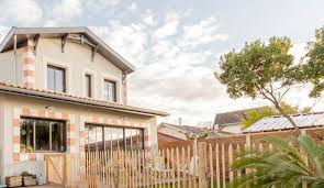 Avant d'acheter cet appartement, une jeune trentenaire consulte charlotte gille, fondatrice de l'agence happy pog, afin d'étudier les possibilités de rénovation. En Gironde Une Maison Neuve Avec Piscine Prete Pour Les Beaux Jours Cote Maison