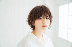 目で揺れるうざバングで クールなハンサム感を増強 ar アール web ショートのヘアスタイル ヘアスタイリング ティーンのヘアスタイル