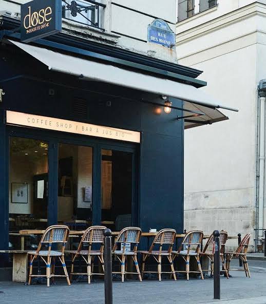 82 Place du Docteur Félix Lobligeois – Un coffee shop incontournable faisant face au square, couru pour ses espressos de spécialité et ses jus frais.