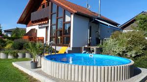 Wer Braucht Schon Immer Einen Strand Wenn Man Den Eigenen Pool Im Garten Hat En 2020 Piscine Amenagement Paysager De Piscine Jardin D Appartement