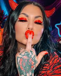 Spooky glam makeup looks for October