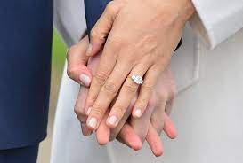 Meghan Markle Shows Off Her Engagement Ring From Prince Harry At Royal Photo Call Meghan Markle Engagement Ring Meghan Markle Engagement Celebrity Engagement Rings