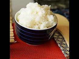 Mettete il riso in una ciotola e aggiungete l'acqua che butterete subito via. Come Preparare Il Riso Per Il Sushi Videotutorial Di Cucina Giapponese Youtube